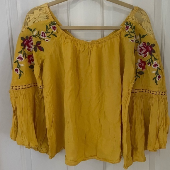 Umgee Tops - Umgee size small embroidered floral sleeve
